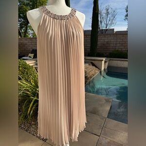 🌺Vince Camuto Taupe Pleated Midi Dress